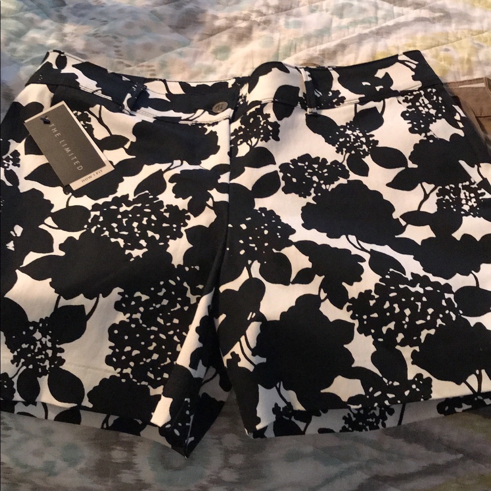 New with tags super cute floral short size 10